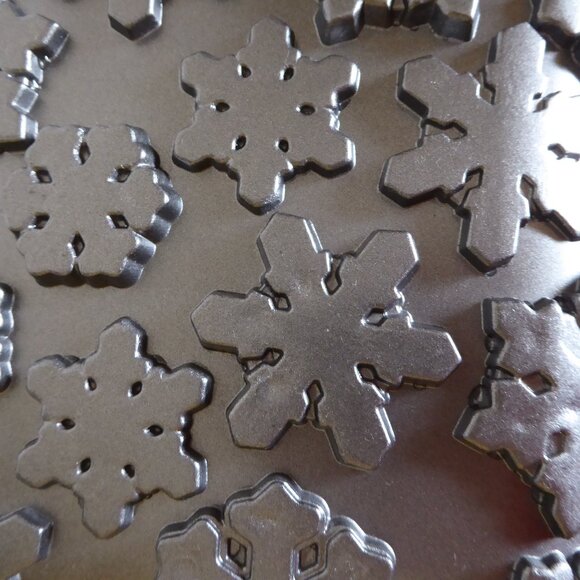 NEW NORDIC WARE WILLAM SONOMA HOLIDAY WINTER SNOWFLAKE CAKE BAKEWARE PAN - Picture 8 of 8